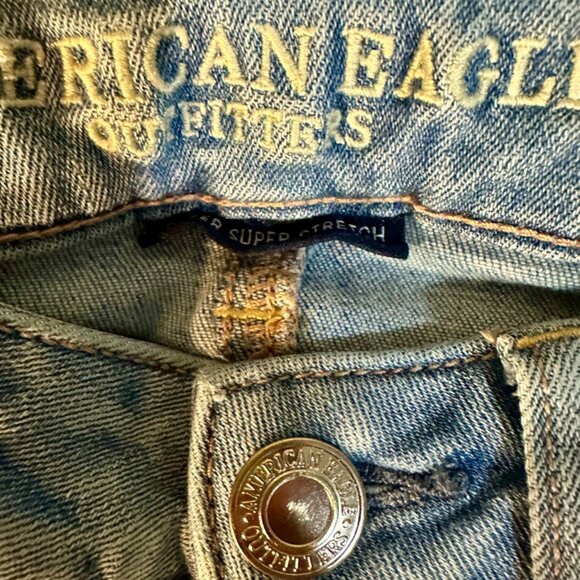 Light-Wash American Eagle Jeans Size 4 Long Inseam 29 inches straight - Picture 10 of 11